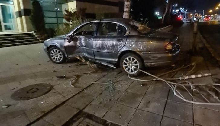 Автомобилът е отнесъл загражденията и е спрял пред банка на булевард "Г. М. Димитров"
