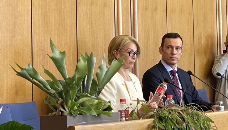 Терзиев направи отчет за първия месец на кметския стол, обръщение към партиите и даде обяснение за украсата в София