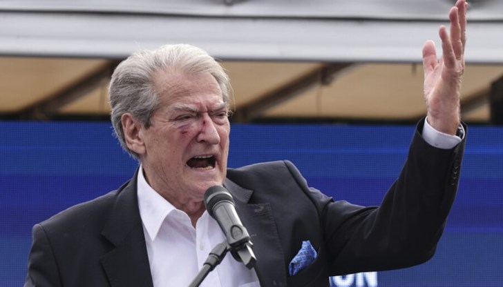 Той е обвинен в корупция и влияние върху съдебната система