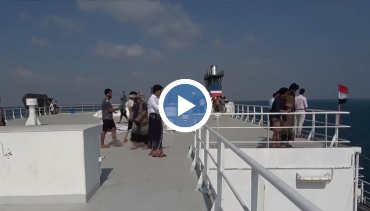 Кадри показват хора, които се редят на опашки на плажа, наемат таксиметрови лодки до конфискувания кораб и позират за снимки на палубата