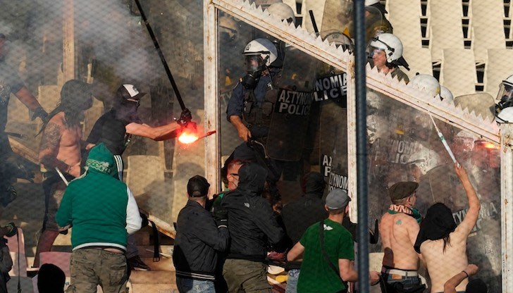 Полицаят беше ударен от сигнална ракета в началото на месеца пред стадион в Атина