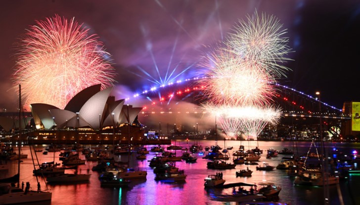 Австралия е едно от първите места, където хората си честитят новата година