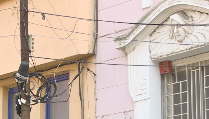 След последното снежно бедствие още повече кабели увиснаха или бяха скъсани