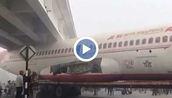 Според местни медии фюзелажът на бившия самолет на Air India е пътувал с камион от Асам до Мумбай