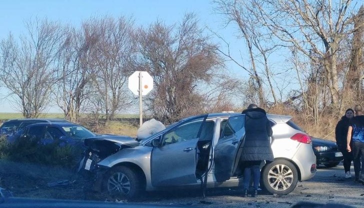 При сблъсъка е пострадал шофьорът на лекия автомобил