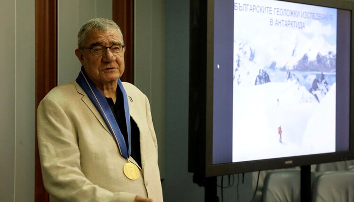 Той подчерта, че големият принос за важното откритие е именно на нашите учени Той подчерта, че големият принос за важното откритие е именно на нашите учени