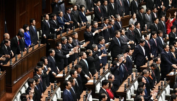 Скандалът е свързан с обвинения и корупция в размер на 500 милиона йени (3,4 милиона долара) Скандалът е свързан с обвинения и корупция в размер на 500 милиона йени (3,4 милиона долара)