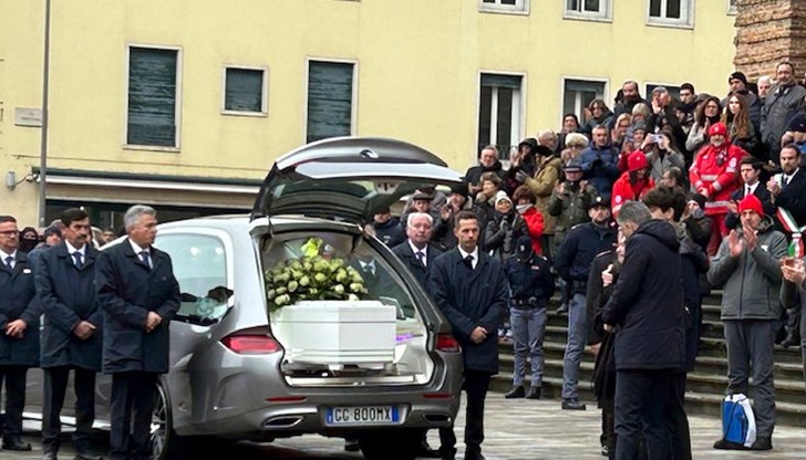 Хиляди сънародници на Джулия Чекетин, убита от бившия си приятел, присъстваха на погребението й