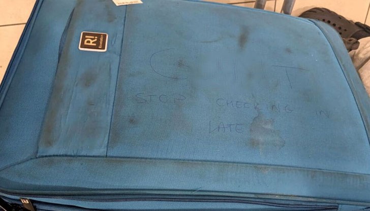 Възмутеният баща иска от авиокомпанията да замени надраскания куфар с нов