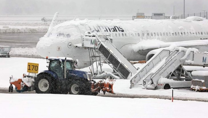 Всички писти са заледени и всички полети са отменени или отложени Всички писти са заледени и всички полети са отменени или отложени