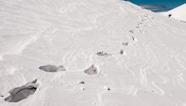 Туристът е стигнал до хижа "Бъндерица" по чорапи