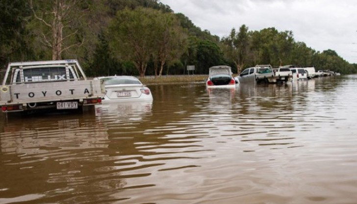 Най-малко 200 души са били евакуирани от спасителни екипи през нощта в неделя срещу понеделник