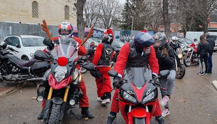 Дядоколедовците и джуджетата на мотори обиколиха централните улици