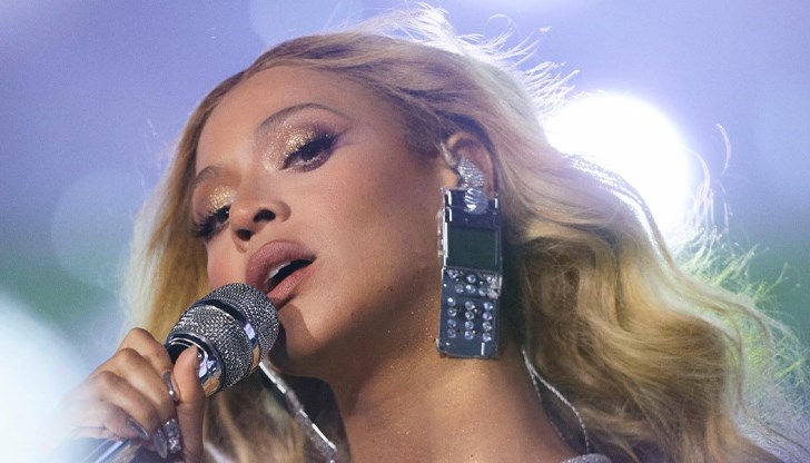 Настоящите обитатели - двойка с две малки деца - успяха да избягат от пламъците, облечени в коледните си пижами