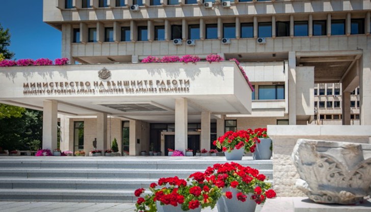 Помощник-капитанът на кораба „Руен“, който бе ранен е получил, необходимата болнична помощ в Оман и е напът за България, допълниха от ведомството