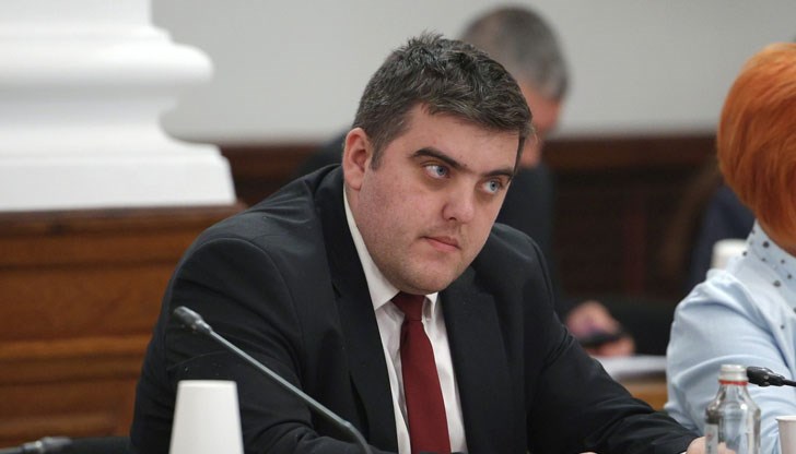 Има нещо сбъркано. Хората у нас трудно успяват да свържат двата края на тоя стандарт, смята още икономистът