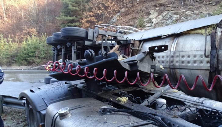 Затворено е движението между София и Ихтиман