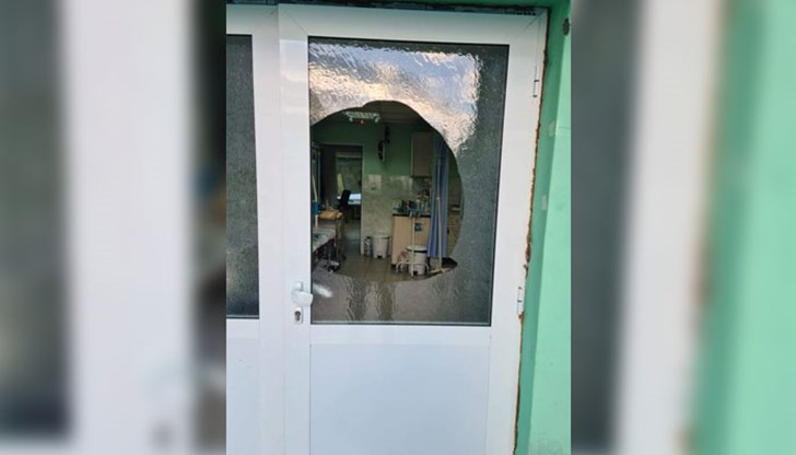 Потрошиха стъклената врата на шокова зала в спешното отделение