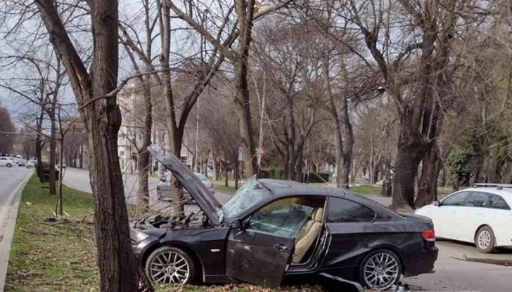 Инцидентът е в близост до спирка пред сградата на Общината