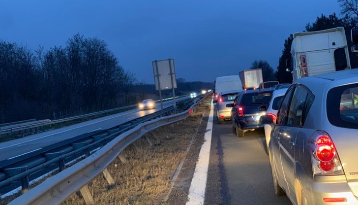 Придвижването на колоната от автомобили е затруднено заради метеорологичните условия