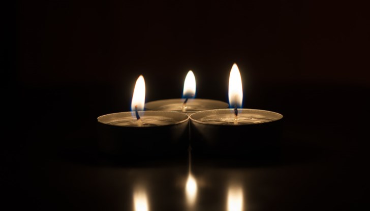 Община Стралджа отменя коледно-новогодишните си тържества заради смъртта на 20-годишната Ани Община Стралджа отменя коледно-новогодишните си тържества заради смъртта на 20-годишната Ани