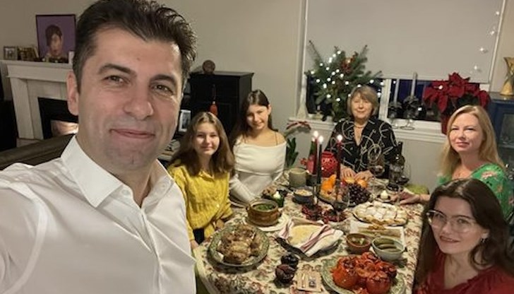 Съпредседателят на "Продължаваме промяната" е в компанията на семейството си