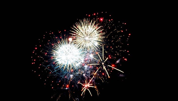 Забраняват се и ползването на взривни вещества, стрелба с огнестрелно оръжие и въздушни пушки