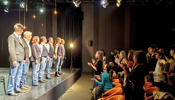 На сцената с адекватни съвременни образователни методи и театрални похвати се показва творчеството на Иван Вазов На сцената с адекватни съвременни образователни методи и театрални похвати се показва творчеството на Иван Вазов