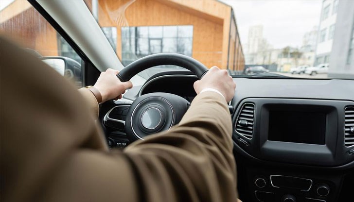 Шофьорът е длъжен да осигури пълна свобода на движение на крайниците си Шофьорът е длъжен да осигури пълна свобода на движение на крайниците си