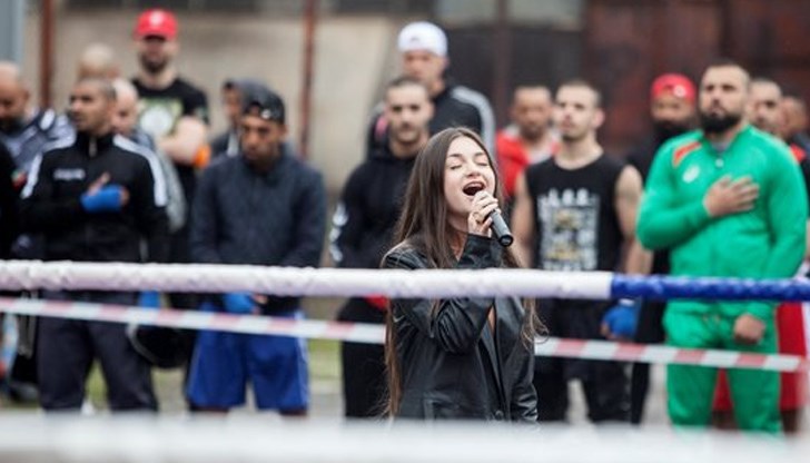 Младата изпълнителка изпя някои от известните коледни и евъргрийн песни