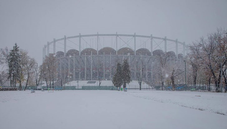 В Букурещ от часове вали сняг на парцали