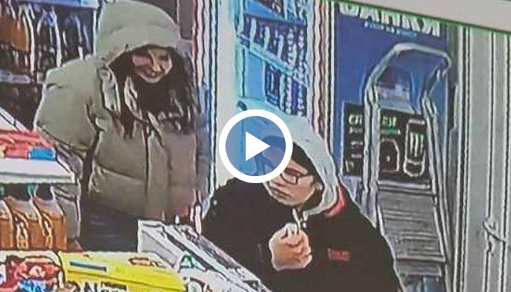 Две момичета отмъкнаха българския флаг, който бил закачен на входа на магазин в "Люлин"