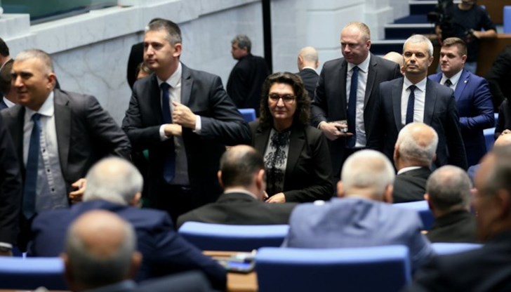 БСП остана в залата, а Корнелия Нинова разкритикува останалата част от опозицията, че напуснала
