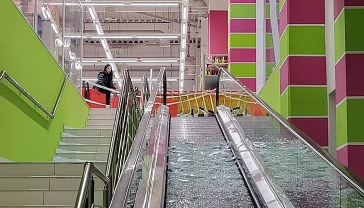 Стъклата са се срутили върху ескалатора