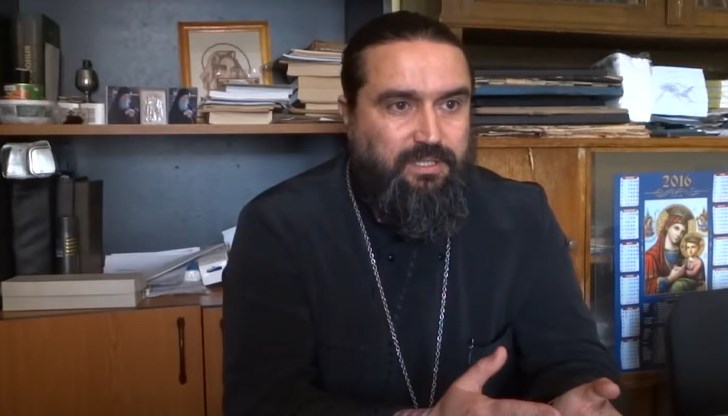 Нито съм учил медицина, нито се занимавам с билкарство, посочва отец Методи Корчев