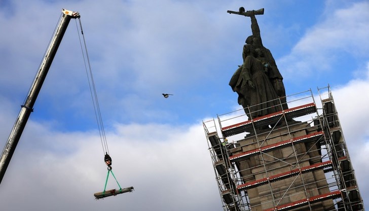 БСП ще продължи със законови действия да брани Паметника на Съветската армия