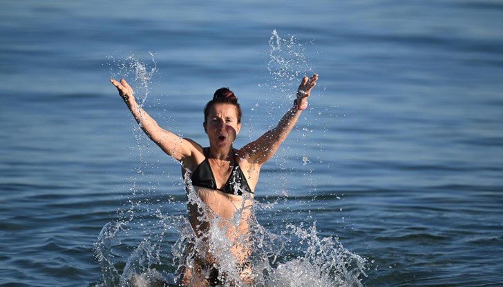 Десетки се осмелиха и да се изкъпят в морето