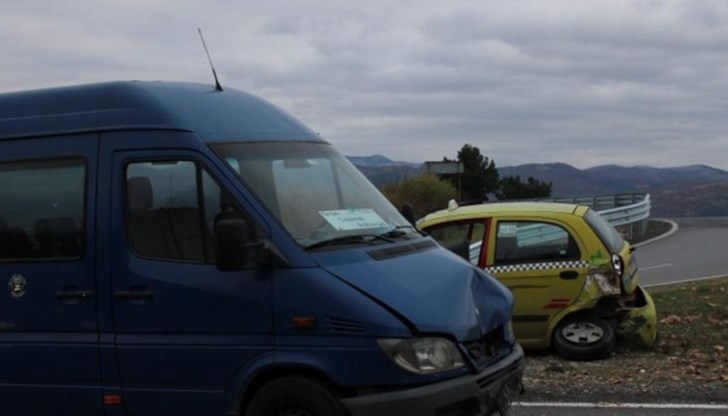 Таксиметровият автомобил е с откъснато задно ляво колело, а микробусът е с поражения по предната част Таксиметровият автомобил е с откъснато задно ляво колело, а микробусът е с поражения по предната част