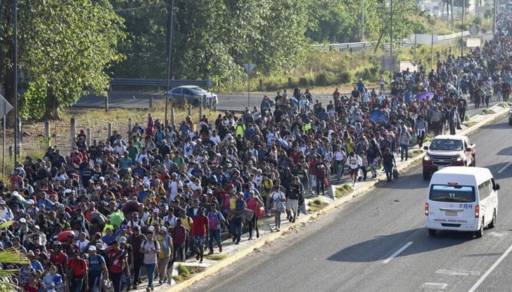 Хиляди мигранти се придвижват бавно на север от мексиканския щат Чиапас