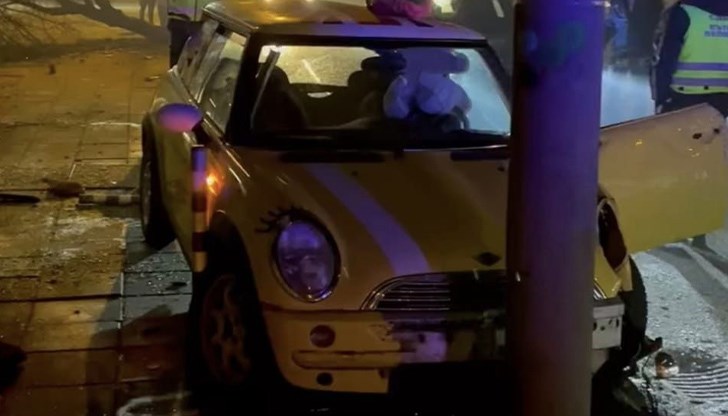 Лекият автомобил се е блъснал в дърво, след това е помел метални колчета и накрая се е забил в стълб