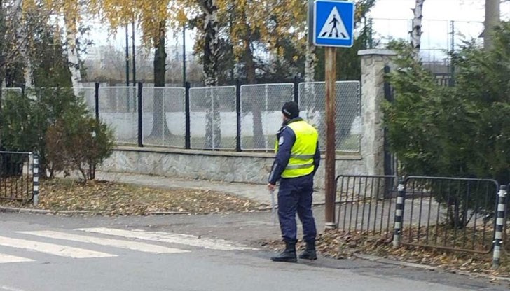 Акцент в акцията са децата и районите около училищата