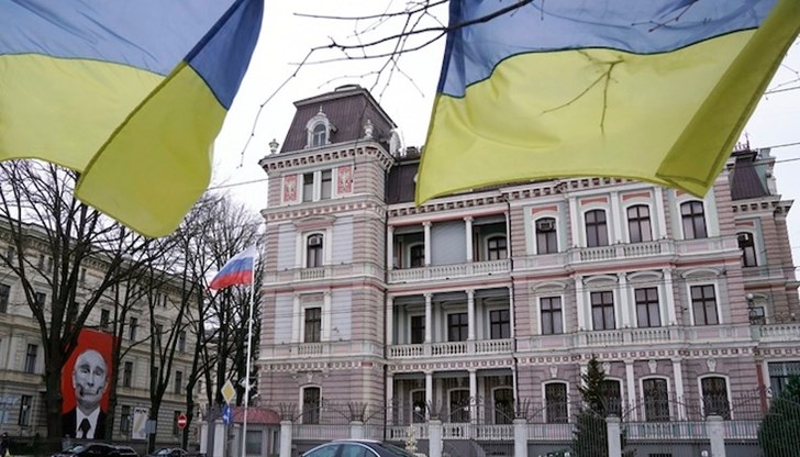 Украински знамена се веят пред сградата на руското посолство в Рига