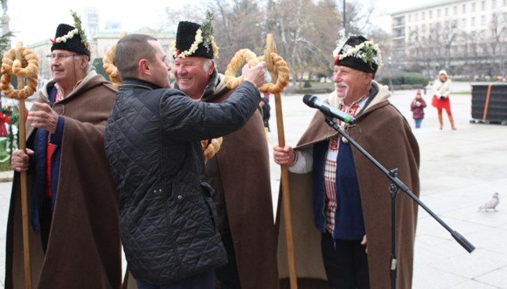 Дефиле на коледари, пресъздаване на автентичен български обичай и почерпка с баница очакват русенци и гостите на града Дефиле на коледари, пресъздаване на автентичен български обичай и почерпка с баница очакват русенци и гостите на града