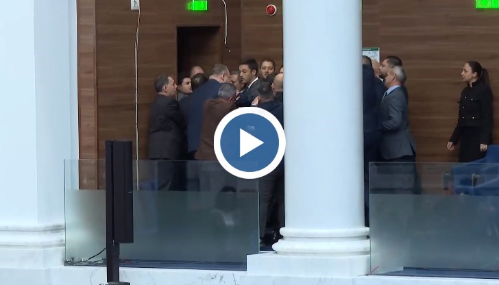 "Възраждане" окупираха трибуната в НС, депутатите решиха да се изказват от място