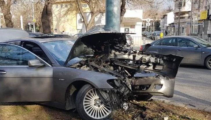 Шофьор на лек автомобил БМВ загубил управление и се забил в стълб на уличното осветление