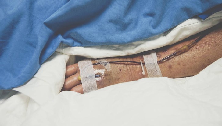 Синът на пострадалата я блъснал и тя ударила главата си в ръб на стена Синът на пострадалата я блъснал и тя ударила главата си в ръб на стена