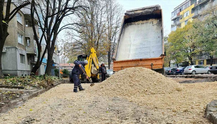 Стартираха дейностите по подготовката преди цялостното асфалтиране на пространствата към бл. „Лозен планина“ Стартираха дейностите по подготовката преди цялостното асфалтиране на пространствата към бл. „Лозен планина“