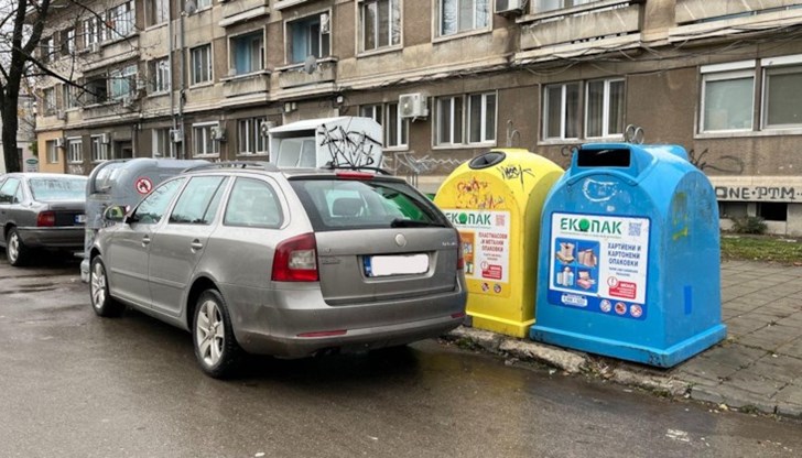 Община Русе: Спазвайте забраната за паркиране в близост до съдовете за отпадъци!