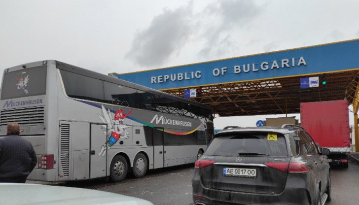 ​Трафикът е интензивен за товарни автомобили на изход от страната