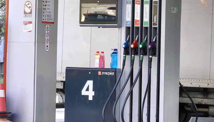 На големите столични бензиностанции цената за литър бензин А95 варира от 2,65 лева до 2,71 лева